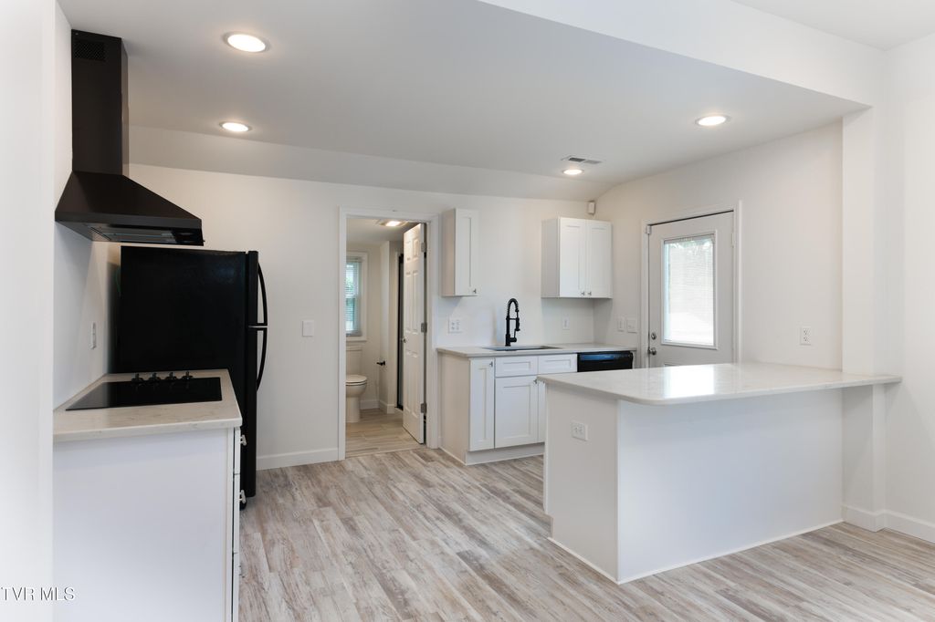 Photo of 1008 Earnest Street, Johnson City, TN 37604 (MLS # 9992969)