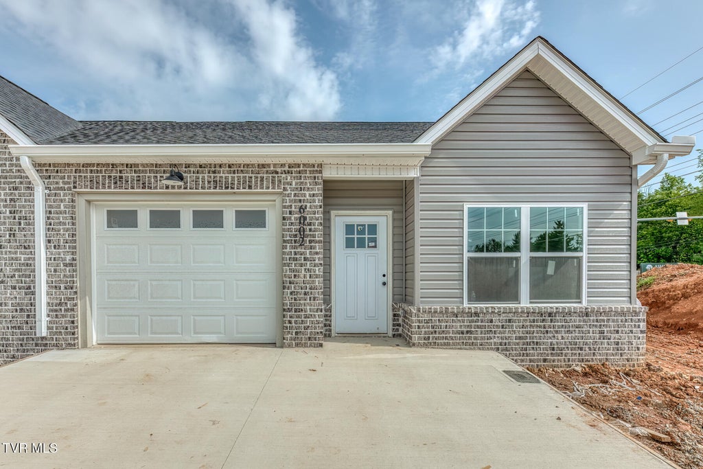 Photo of 6002 Ashlynn Oaks Private Drive, Blountville, TN 37617 (MLS # 9999642)