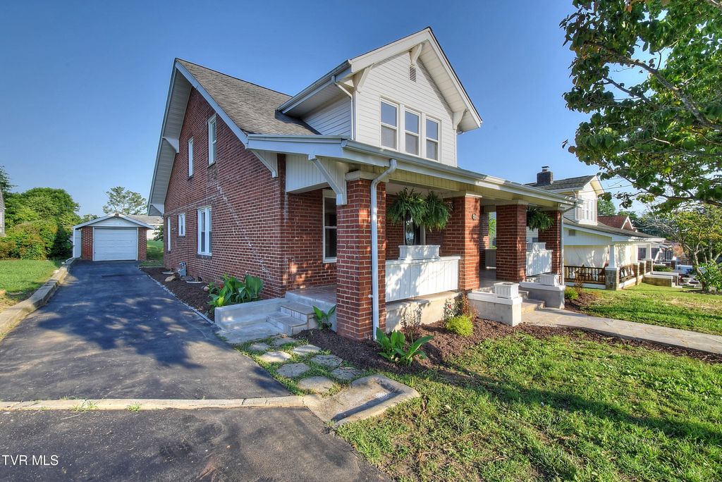 Photo of 511 Watauga Avenue, Elizabethton, TN 37643 (MLS # 9987747)