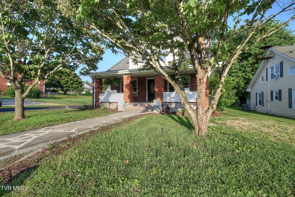 Photo of 511 Watauga Avenue, Elizabethton, TN 37643 (MLS # 9987747)