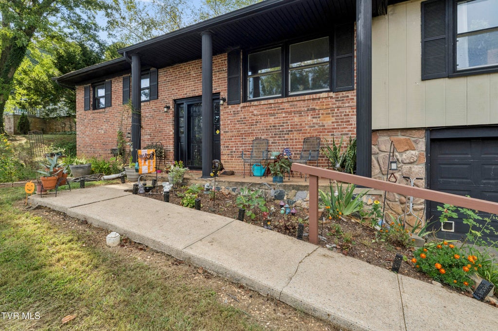 Photo of 516 Foothills Road, Kingsport, TN 37663 (MLS # 10001121)