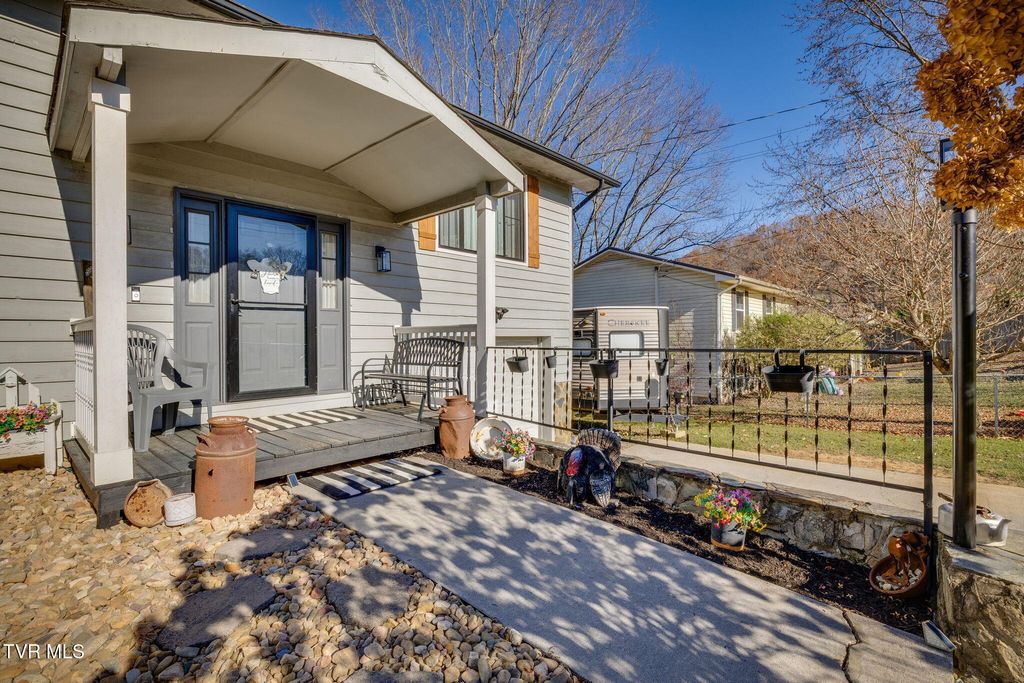 Photo of 107 Summerview Court, Kingsport, TN 37663 (MLS # 9988434)