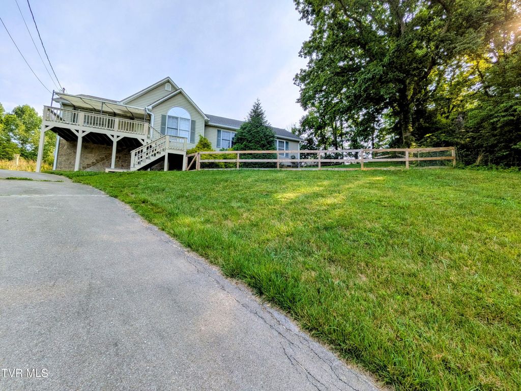 Photo of 113 Nave Hollow Loop, Elizabethton, TN 37643 (MLS # 9997440)