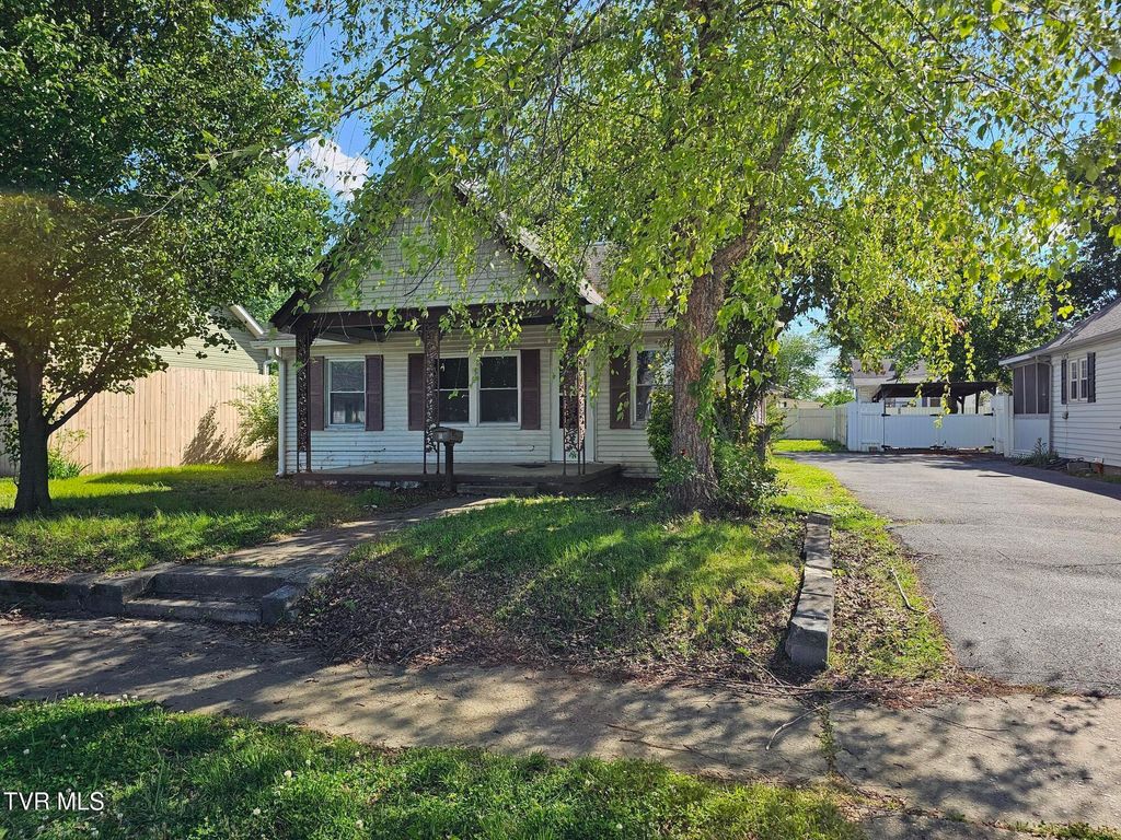 Photo of 2382 Hiwassee Circle #2382, Kingsport, TN 37664 (MLS # 9995228)