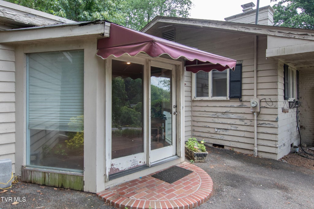 Photo of 417 Meadow Drive, Bristol, VA 24201 (MLS # 9996784)