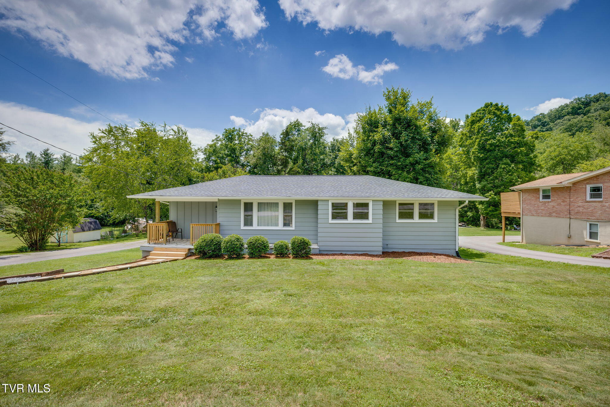 Photo 1 of 25 — 401 Blue Bonnet Drive, Bristol, TN 37620
