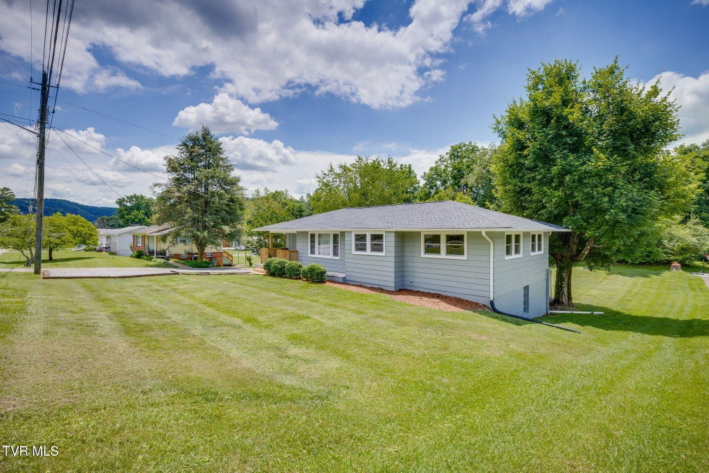 Photo of 401 Blue Bonnet Drive, Bristol, TN 37620 (MLS # 9997383)