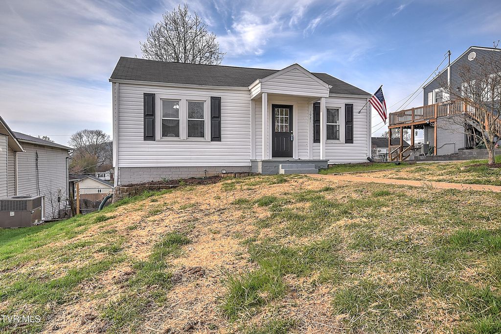 Photo of 1921 Woodbine Street, Kingsport, TN 37660 (MLS # 9992613)