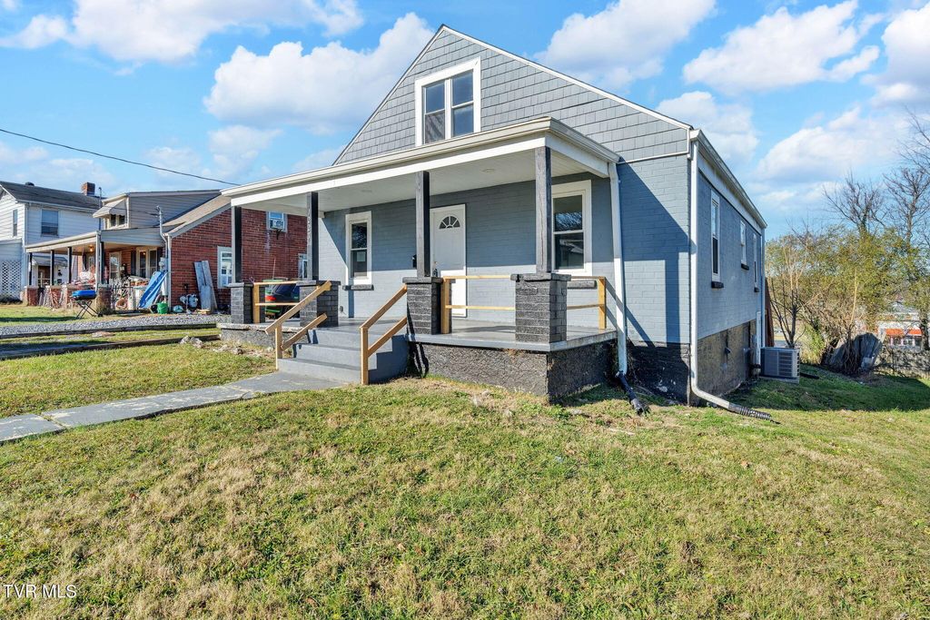 Photo of 1227 Shelby Street, Bristol, TN 37620 (MLS # 9988694)