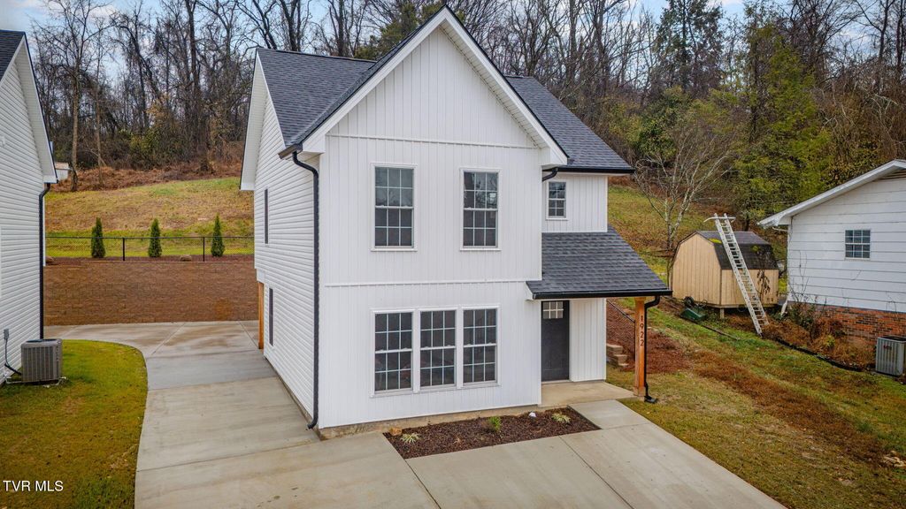 Photo of 1922 Siam Road, Elizabethton, TN 37643 (MLS # 9988934)