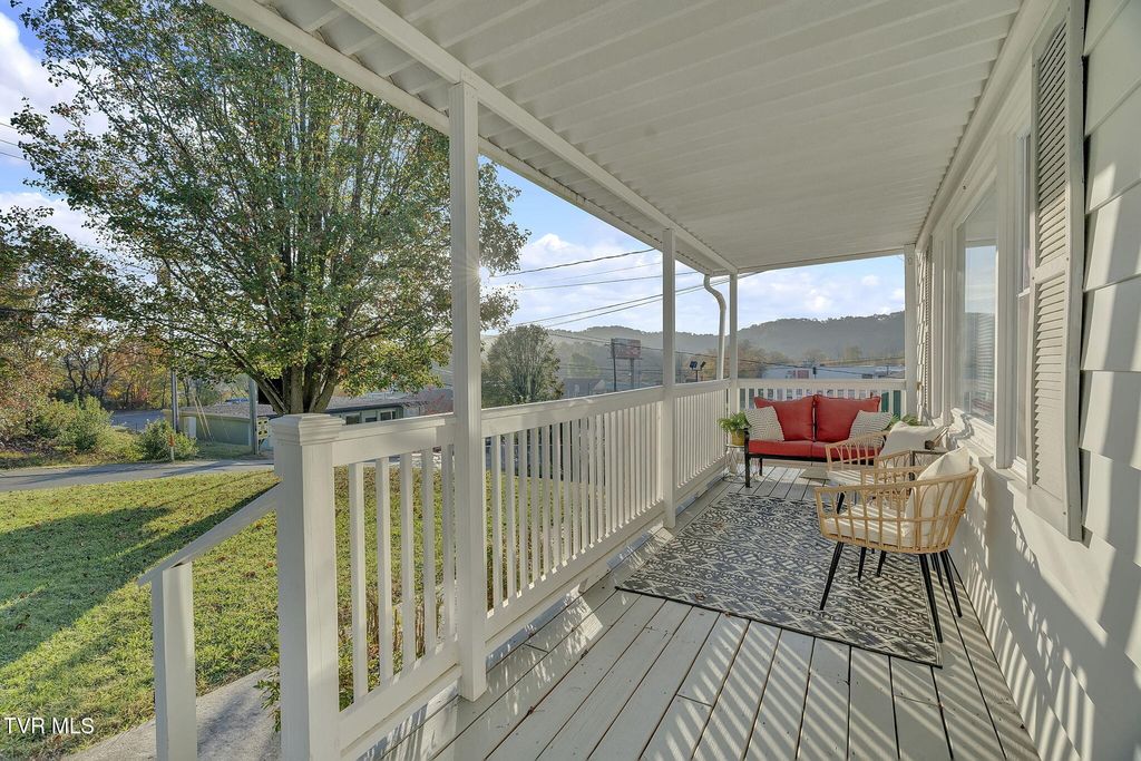 Photo of 102 Memorial Drive, Bristol, TN 37620 (MLS # 9988205)