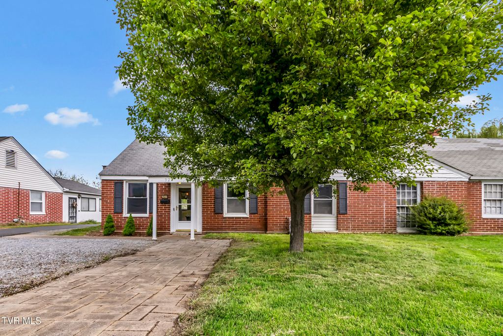 Photo of 323 Sequoyah Drive, Kingsport, TN 37660 (MLS # 9993907)