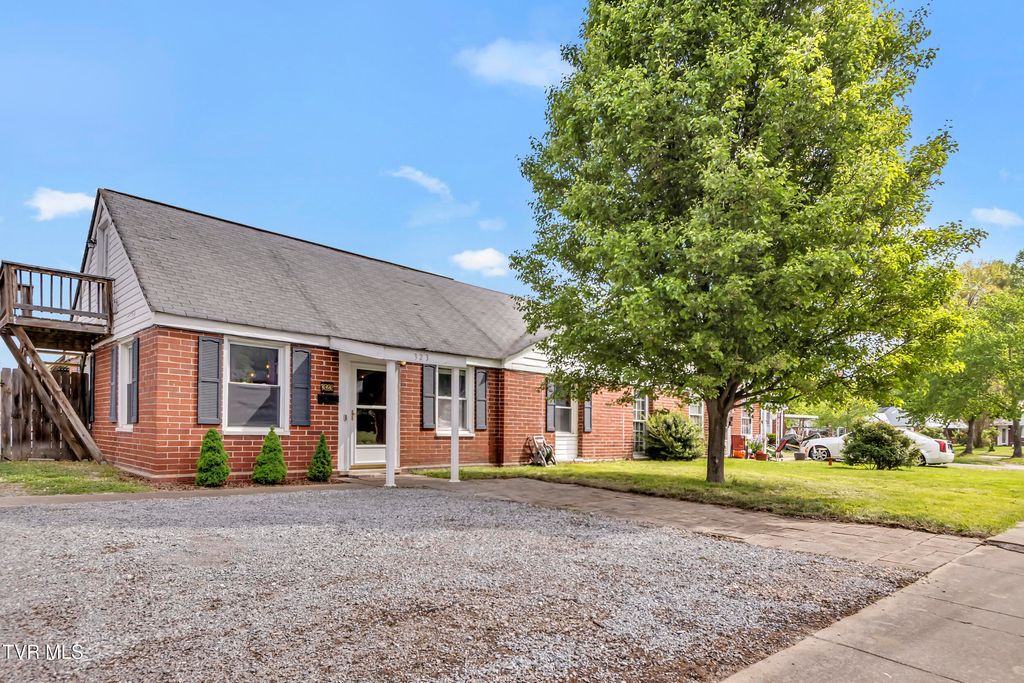 Photo of 323 Sequoyah Drive, Kingsport, TN 37660 (MLS # 9993907)