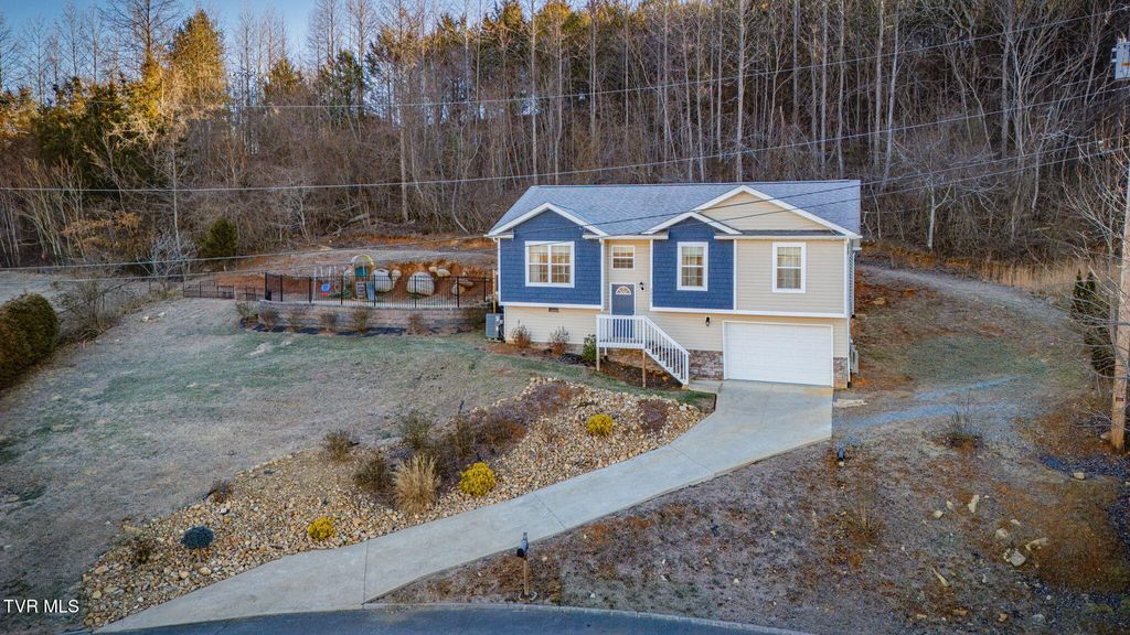 Photo of 2013 Katelyn Drive, Elizabethton, TN 37643 (MLS # 9990084)
