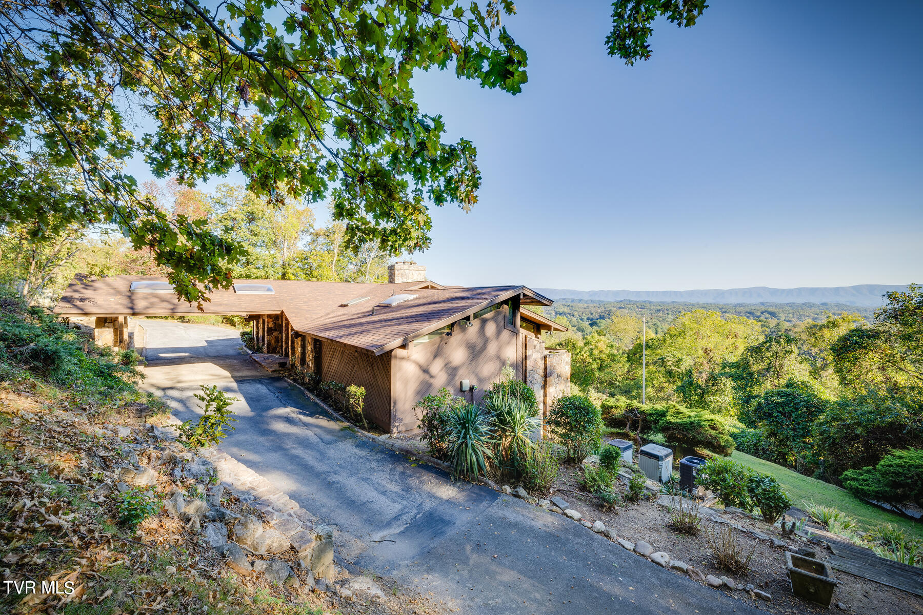 1734 Crockett Ridge Rdg, Bristol, Virginia image 2