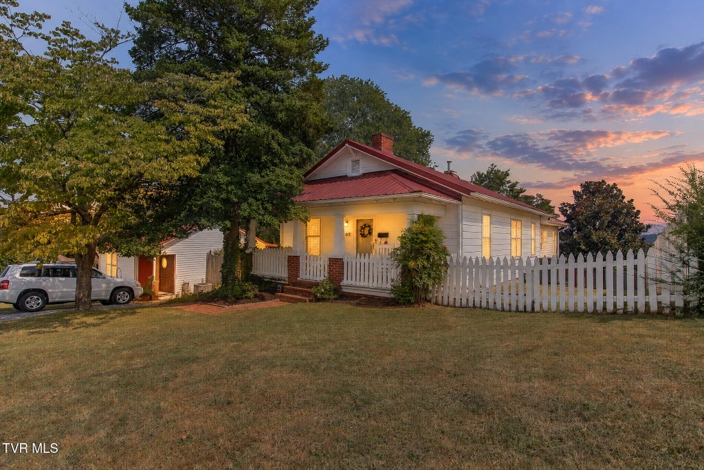 Photo of 107 Peachtree Street, Johnson City, TN 37604 (MLS # 10001059)