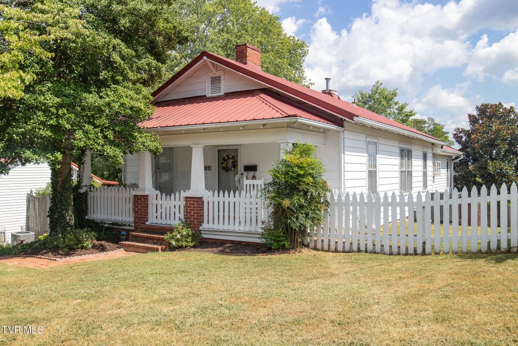 Photo of 107 Peachtree Street, Johnson City, TN 37604 (MLS # 10001059)