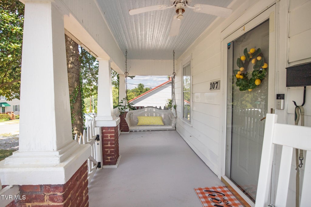 Photo of 107 Peachtree Street, Johnson City, TN 37604 (MLS # 10001059)