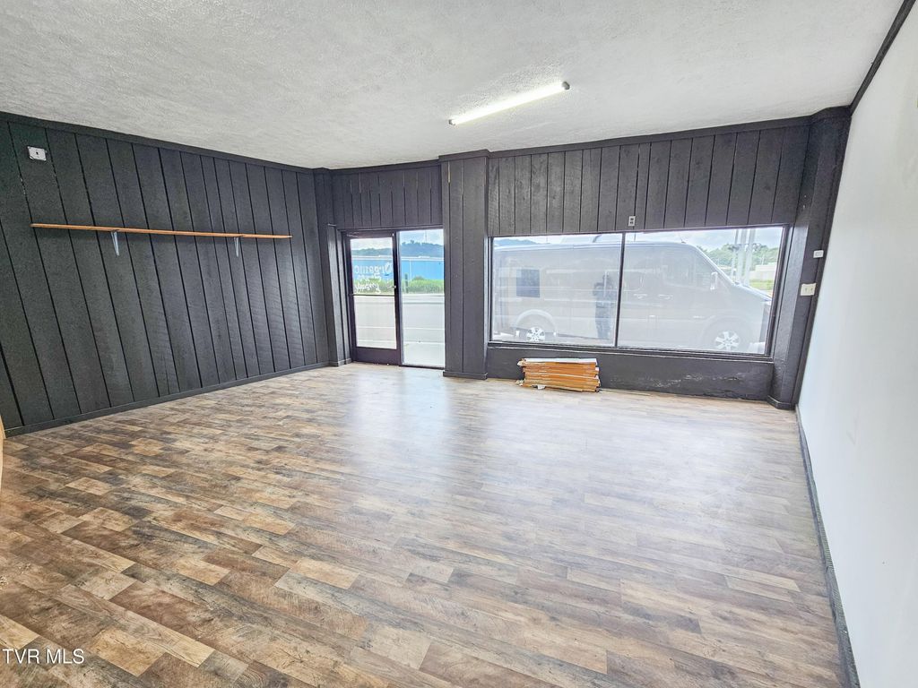 Photo of 471 Commonwealth Ave Avenue, Bristol, VA 24201 (MLS # 9983104)