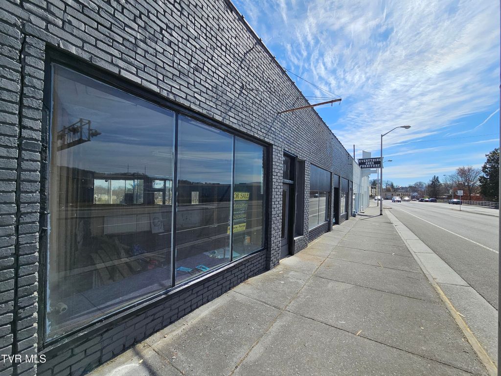 Photo of 471 Commonwealth Ave Avenue, Bristol, VA 24201 (MLS # 9983104)