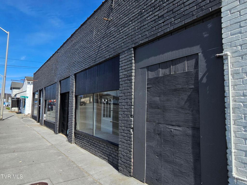 Photo of 471 Commonwealth Ave Avenue, Bristol, VA 24201 (MLS # 9983104)