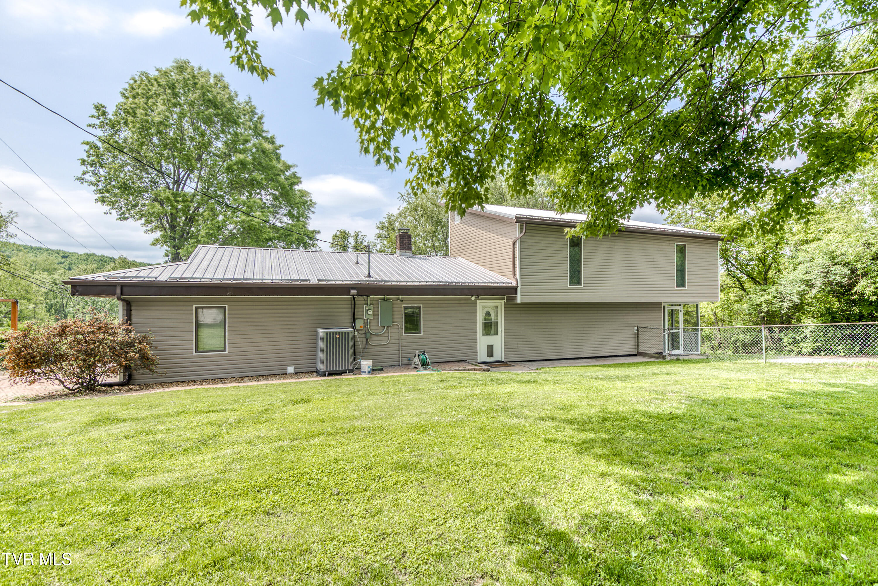 255 Holly Mountain Lane, Bristol, Virginia image 7