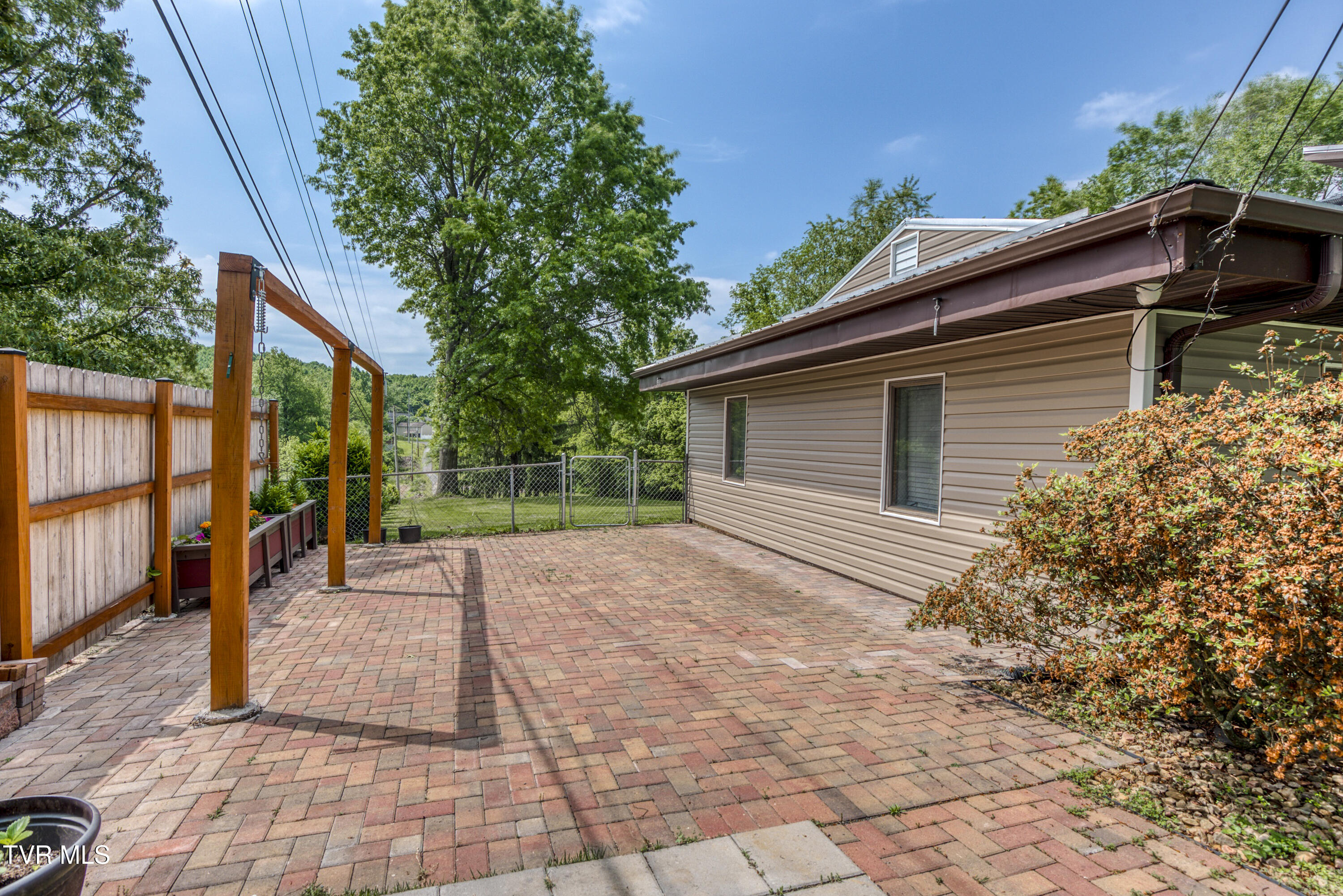 255 Holly Mountain Lane, Bristol, Virginia image 10