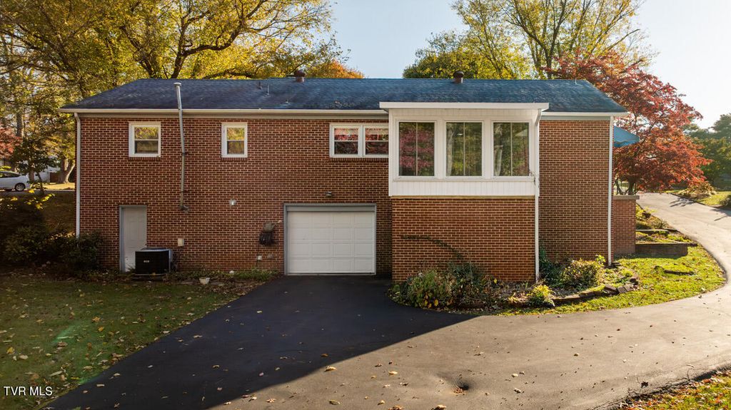 Photo of 1707 Fairway Drive, Johnson City, TN 37601 (MLS # 9987930)