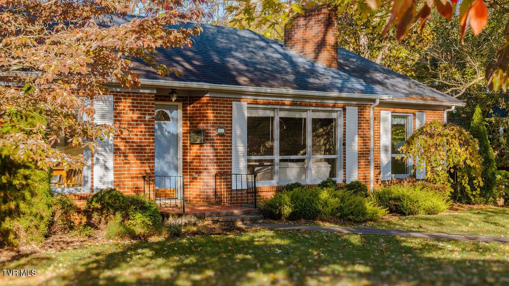 Photo of 1707 Fairway Drive, Johnson City, TN 37601 (MLS # 9987930)