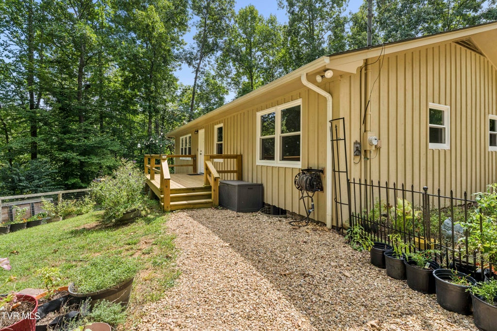 Photo of 512 Dalewood Road, Johnson City, TN 37601 (MLS # 10000747)