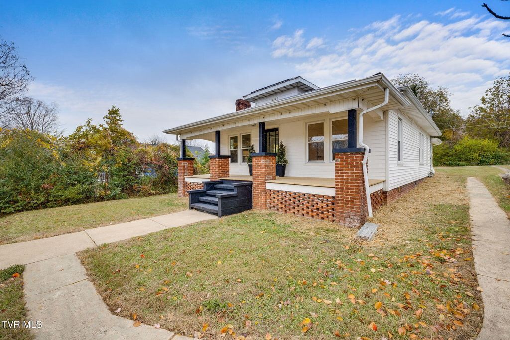 Photo of 610 Myrtle Avenue, Johnson City, TN 37601 (MLS # 9988175)