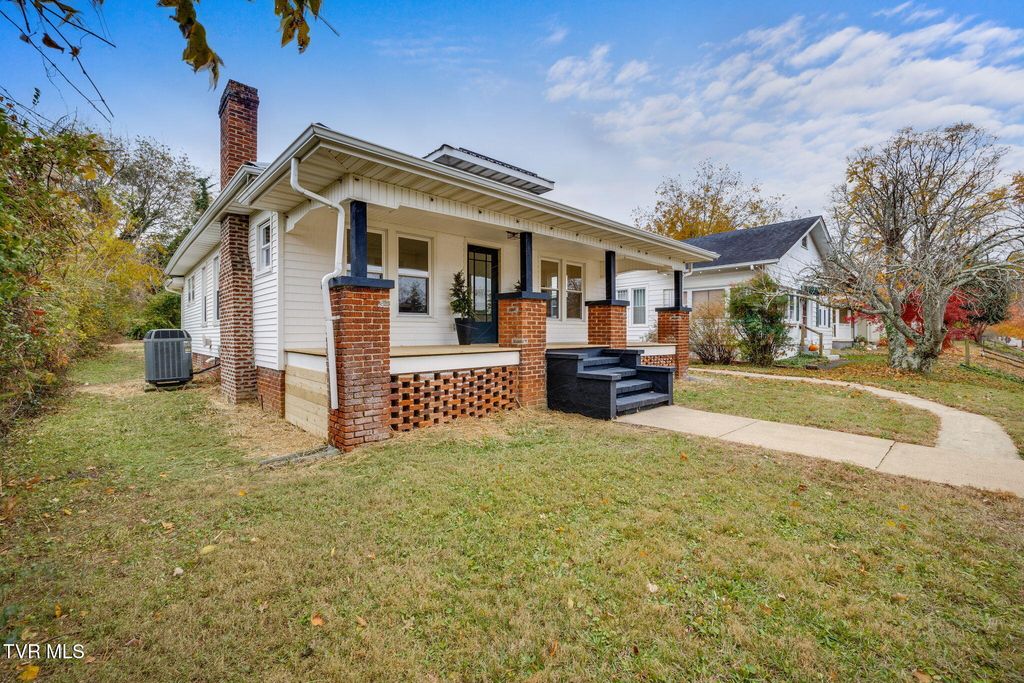 Photo of 610 Myrtle Avenue, Johnson City, TN 37601 (MLS # 9988175)