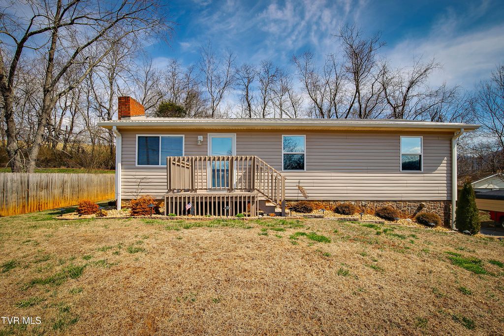 Photo of 153 Pinnacle Drive, Elizabethton, TN 37643 (MLS # 9992036)