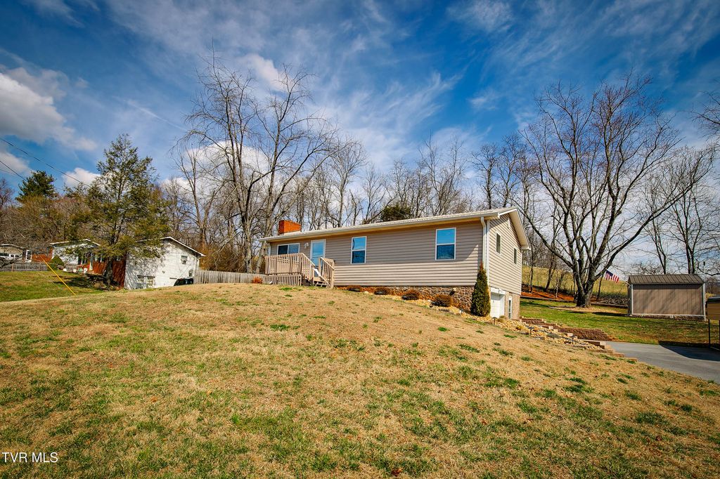 Photo of 153 Pinnacle Drive, Elizabethton, TN 37643 (MLS # 9992036)