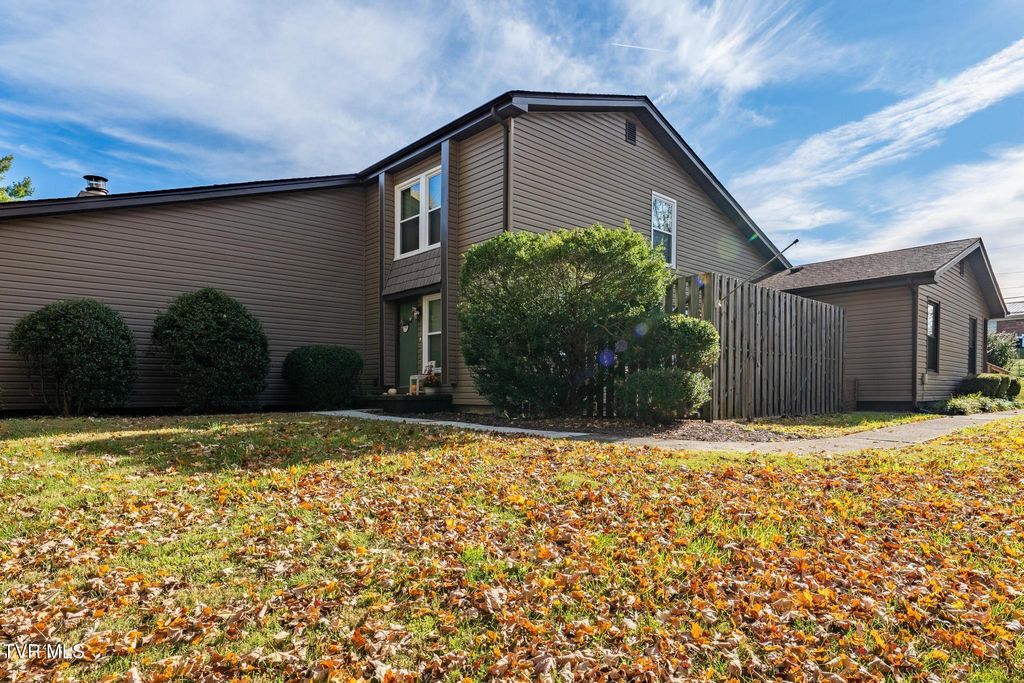 Photo of 500 Pilgrim Court #B, Johnson City, TN 37601 (MLS # 9987703)