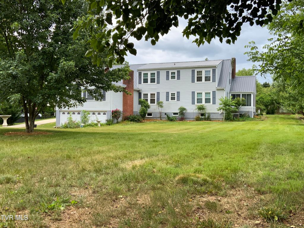 Photo of 1225 Erwin Highway, Greeneville, TN 37745 (MLS # 9995928)