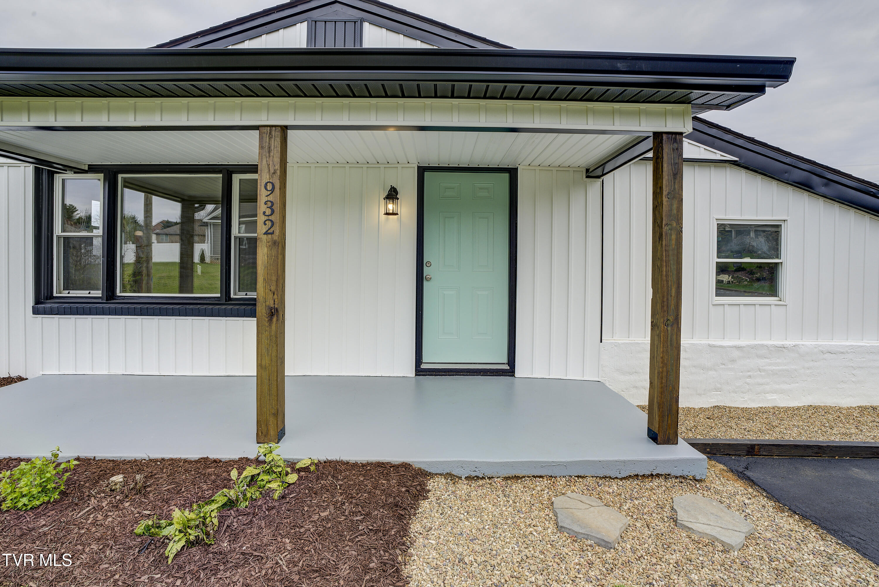 932 East Mountain View Road