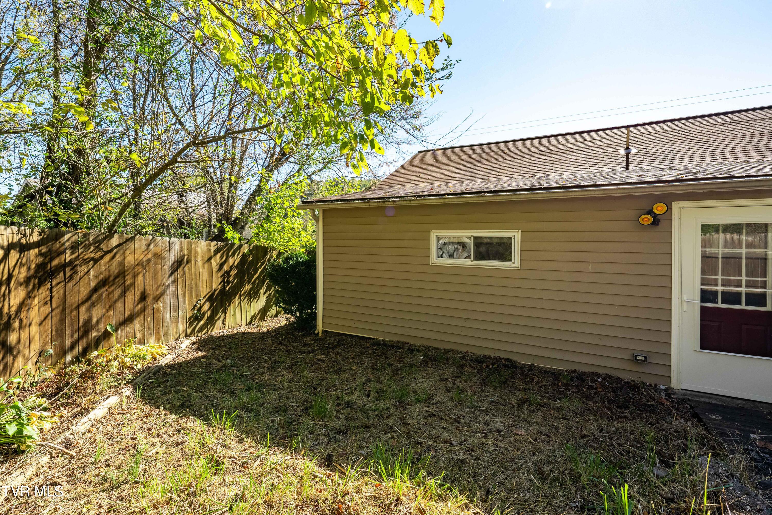 Johnson City, Tennessee 37601, United States, 2 Bedrooms Bedrooms, ,1 BathroomBathrooms,Residential,Pending,36016