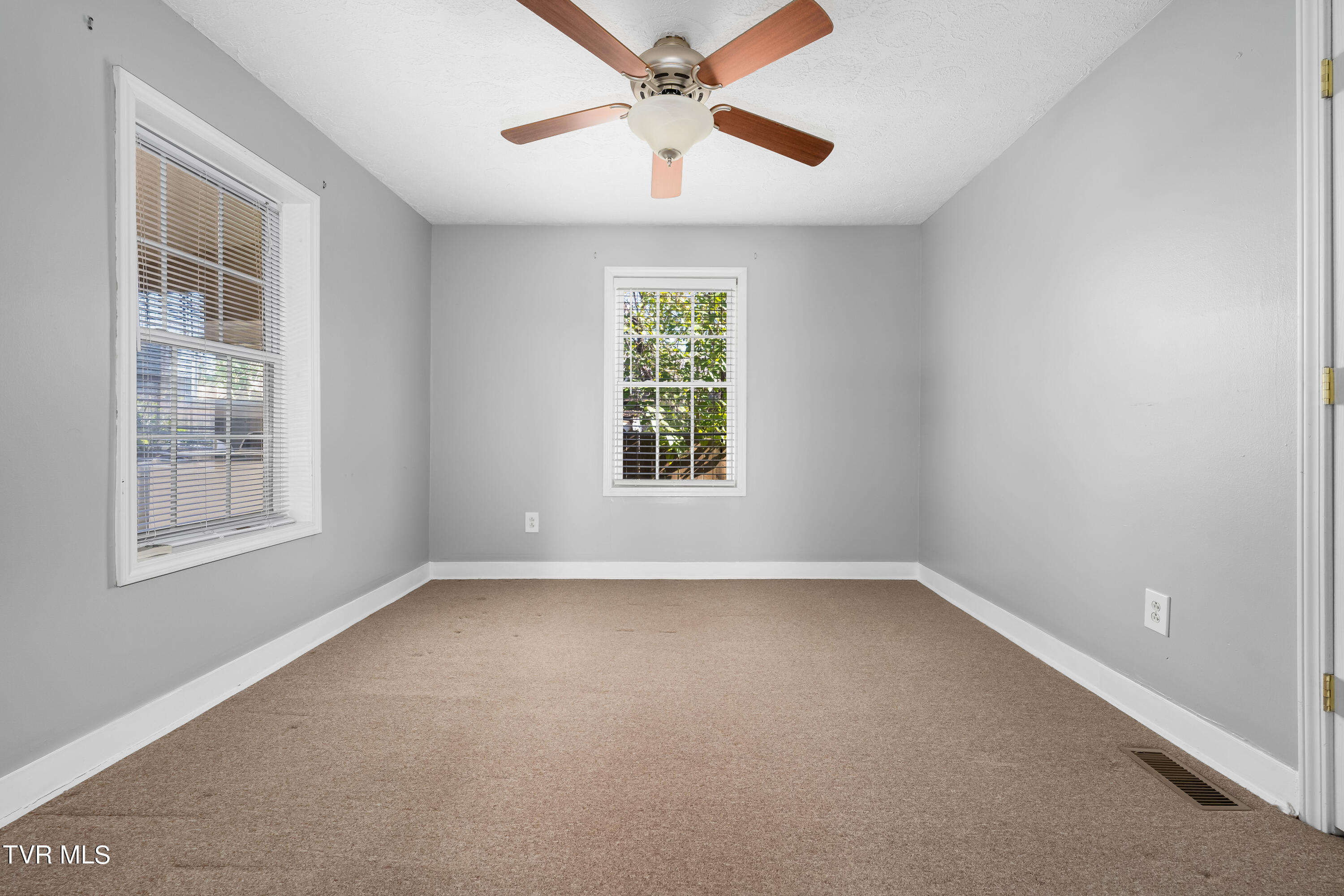 Johnson City, Tennessee 37601, United States, 2 Bedrooms Bedrooms, ,1 BathroomBathrooms,Residential,Pending,36016