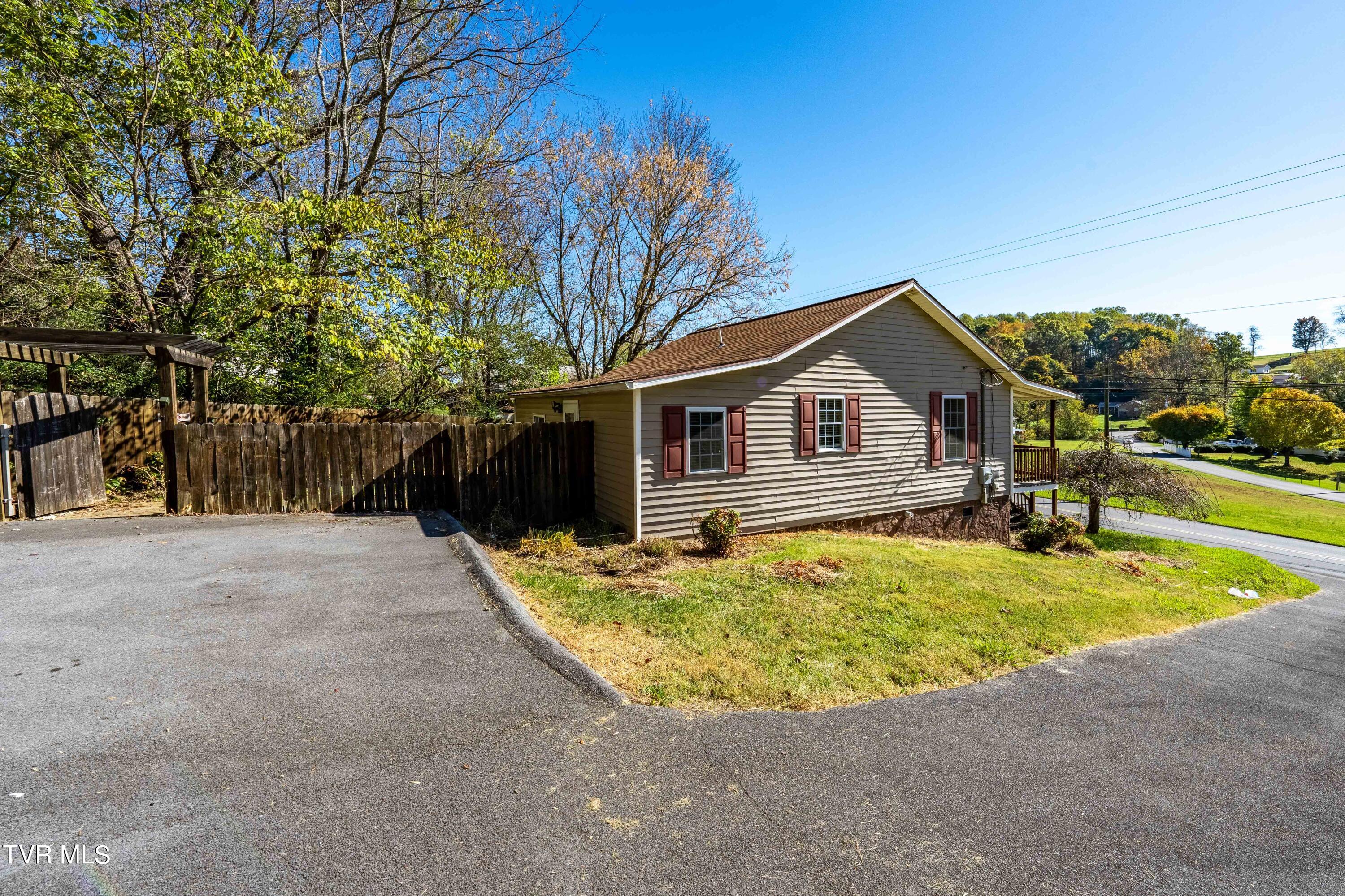 Johnson City, Tennessee 37601, United States, 2 Bedrooms Bedrooms, ,1 BathroomBathrooms,Residential,Pending,36016