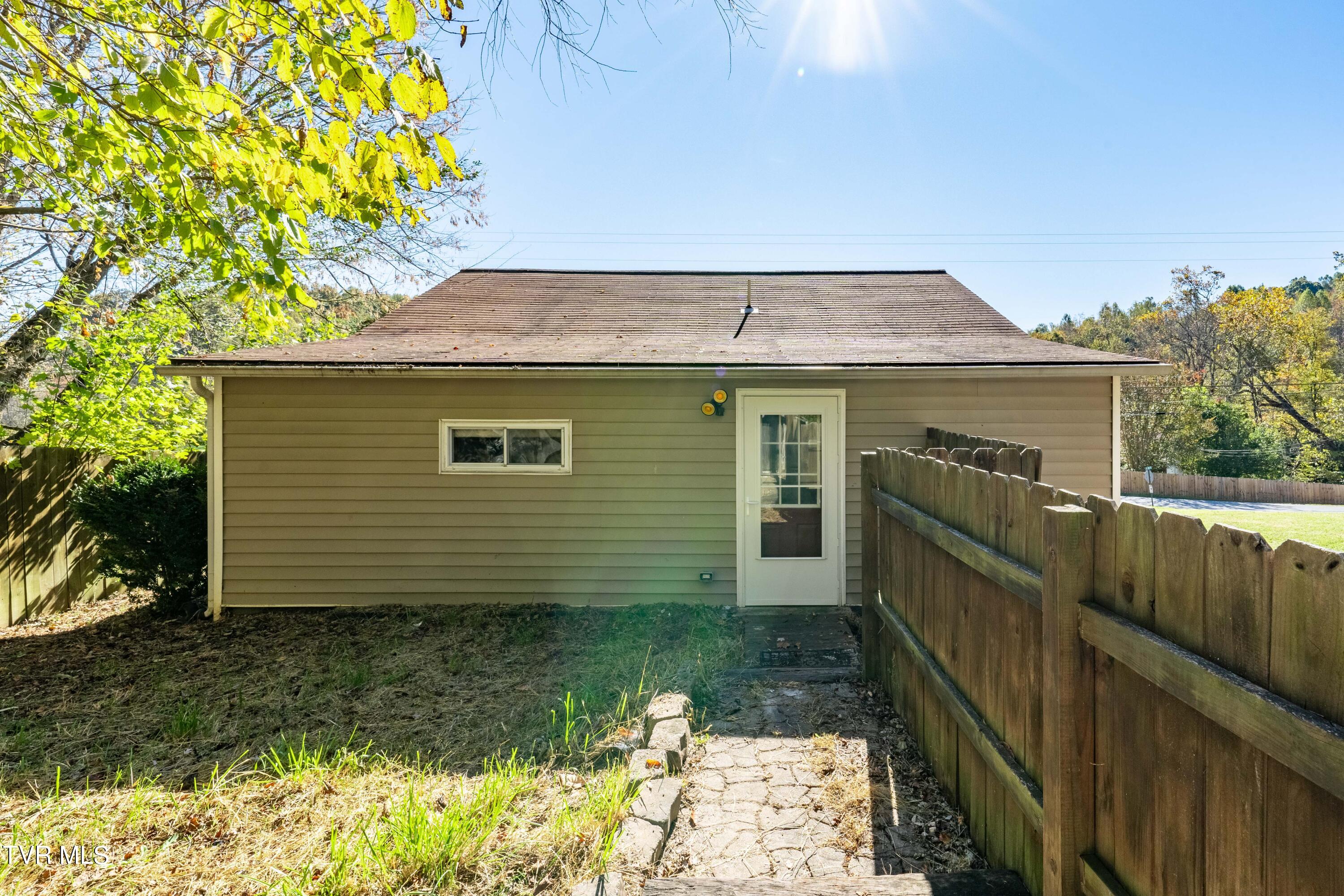 Johnson City, Tennessee 37601, United States, 2 Bedrooms Bedrooms, ,1 BathroomBathrooms,Residential,Pending,36016