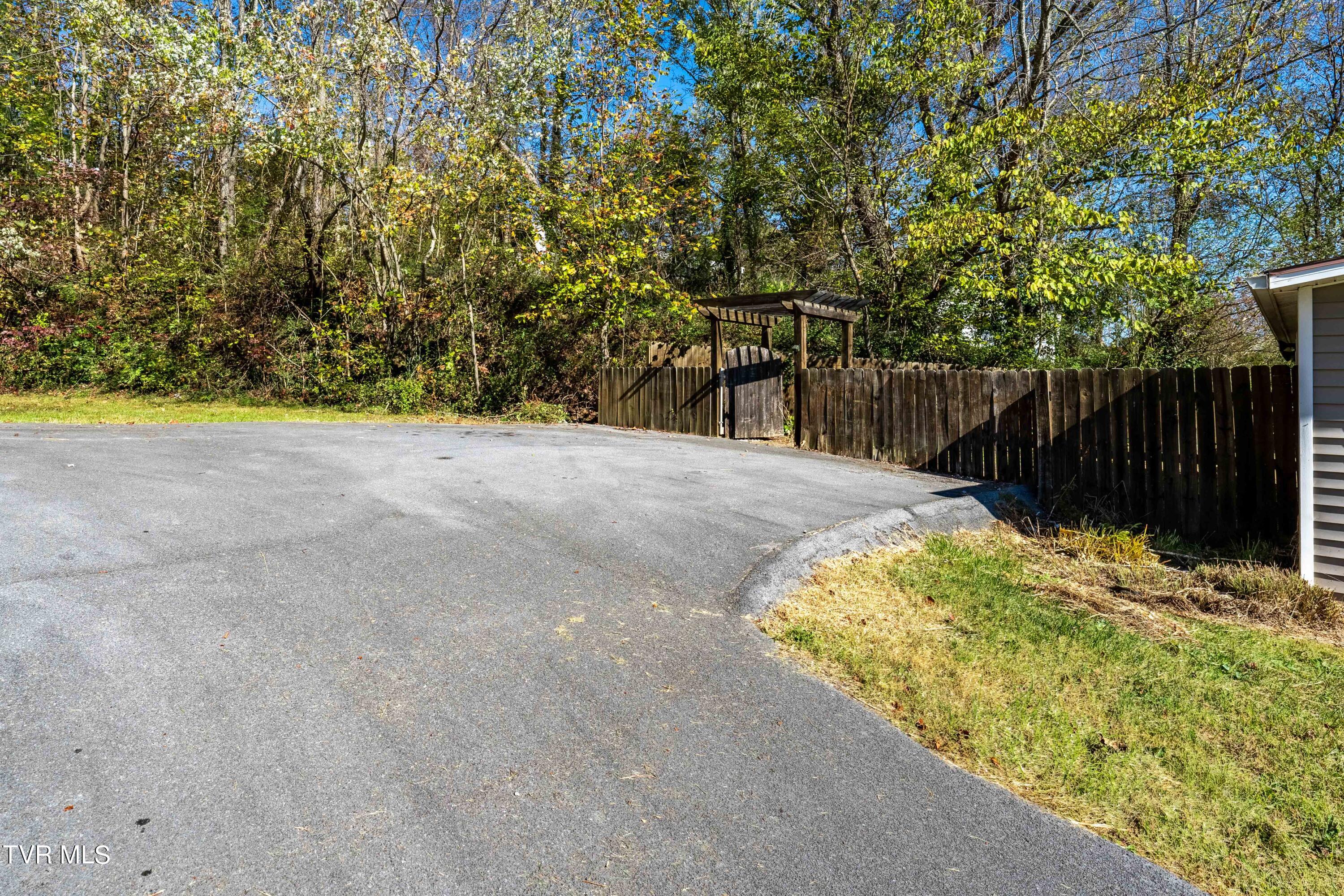 Johnson City, Tennessee 37601, United States, 2 Bedrooms Bedrooms, ,1 BathroomBathrooms,Residential,Pending,36016