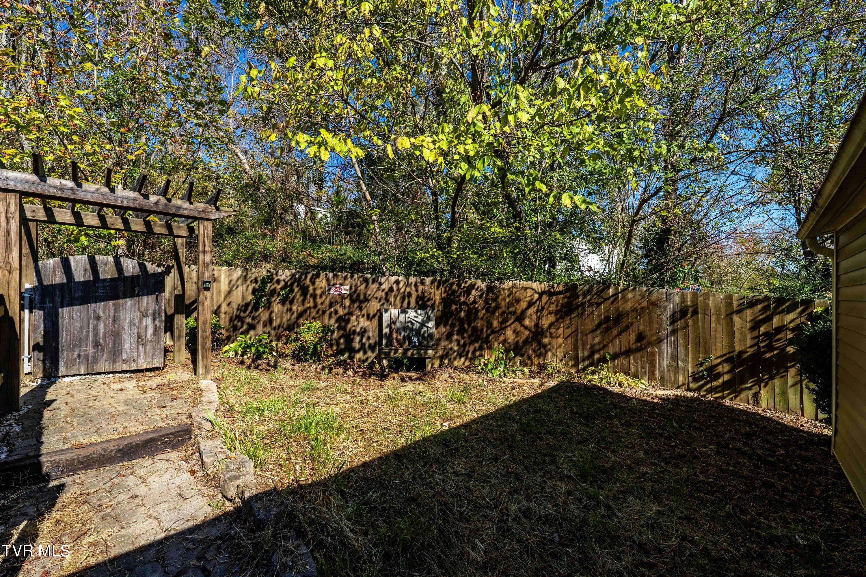 Johnson City, Tennessee 37601, United States, 2 Bedrooms Bedrooms, ,1 BathroomBathrooms,Residential,Pending,36016