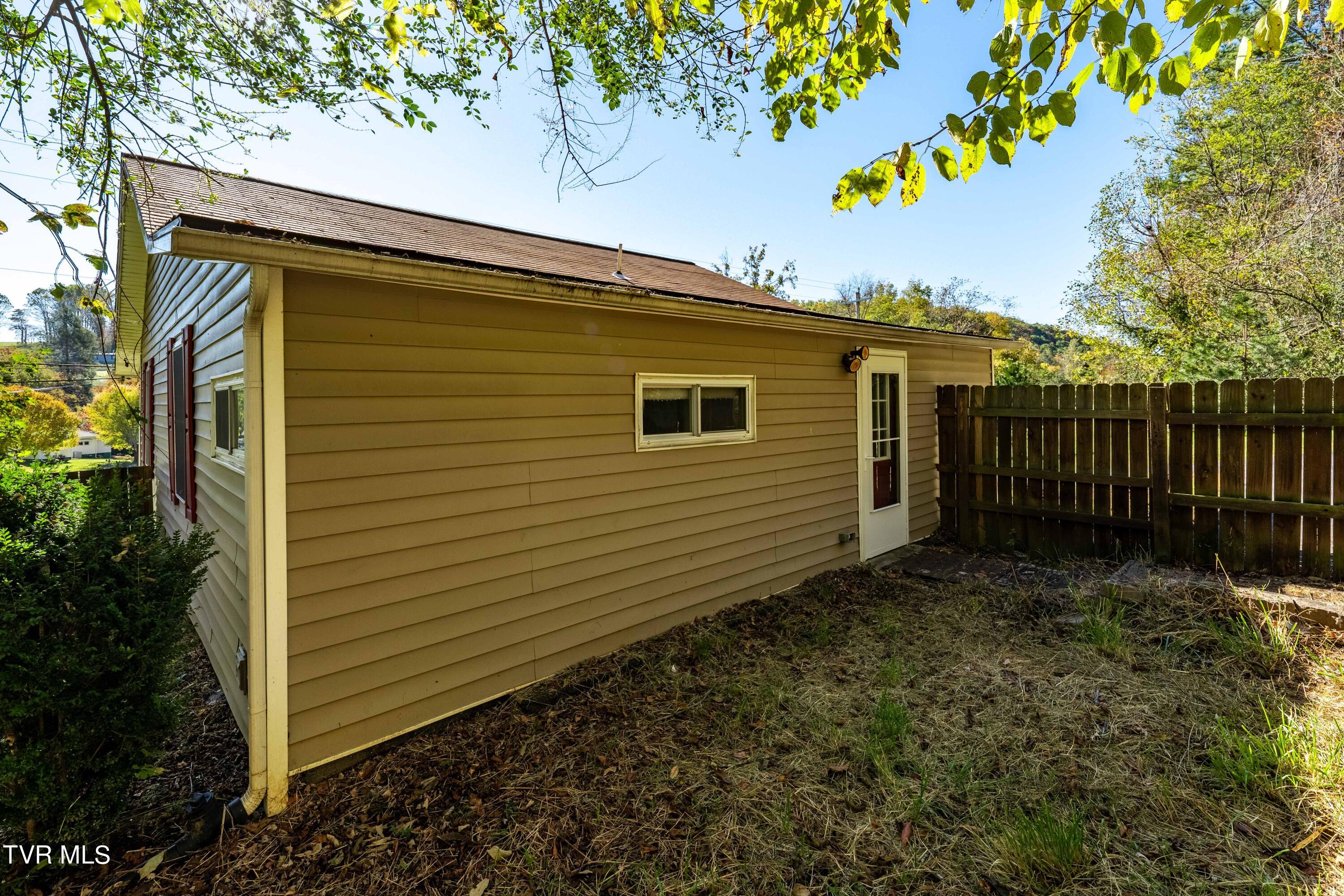 Johnson City, Tennessee 37601, United States, 2 Bedrooms Bedrooms, ,1 BathroomBathrooms,Residential,Pending,36016