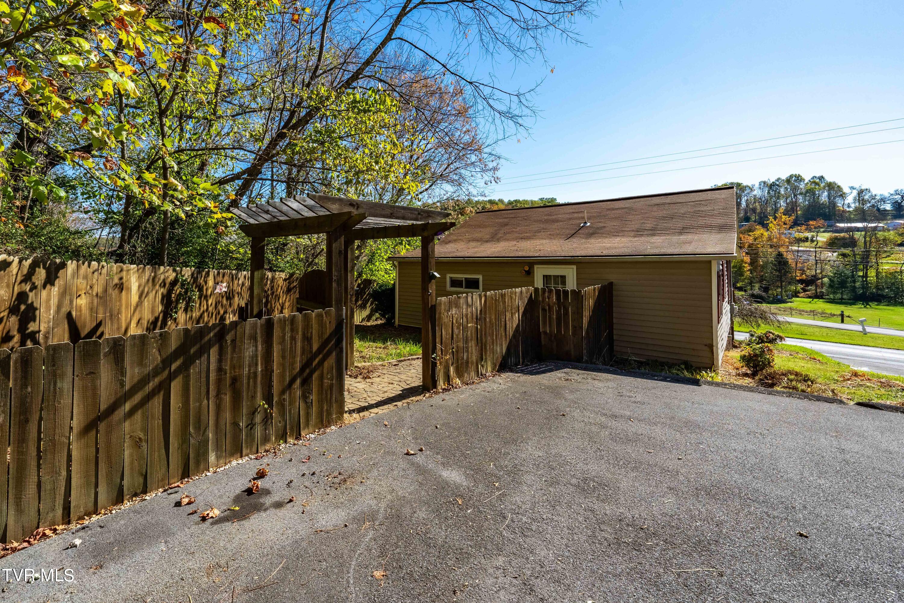 Johnson City, Tennessee 37601, United States, 2 Bedrooms Bedrooms, ,1 BathroomBathrooms,Residential,Pending,36016