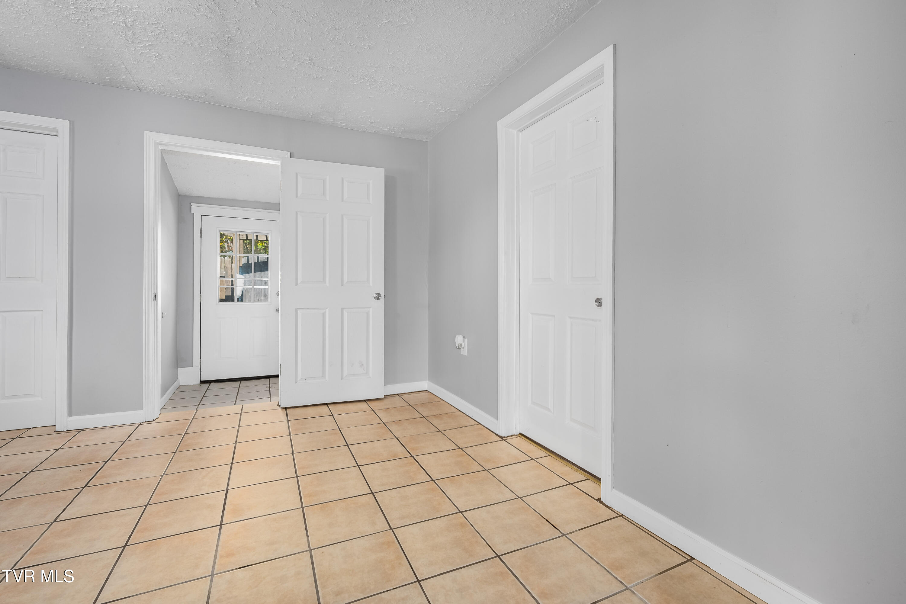 Johnson City, Tennessee 37601, United States, 2 Bedrooms Bedrooms, ,1 BathroomBathrooms,Residential,Pending,36016