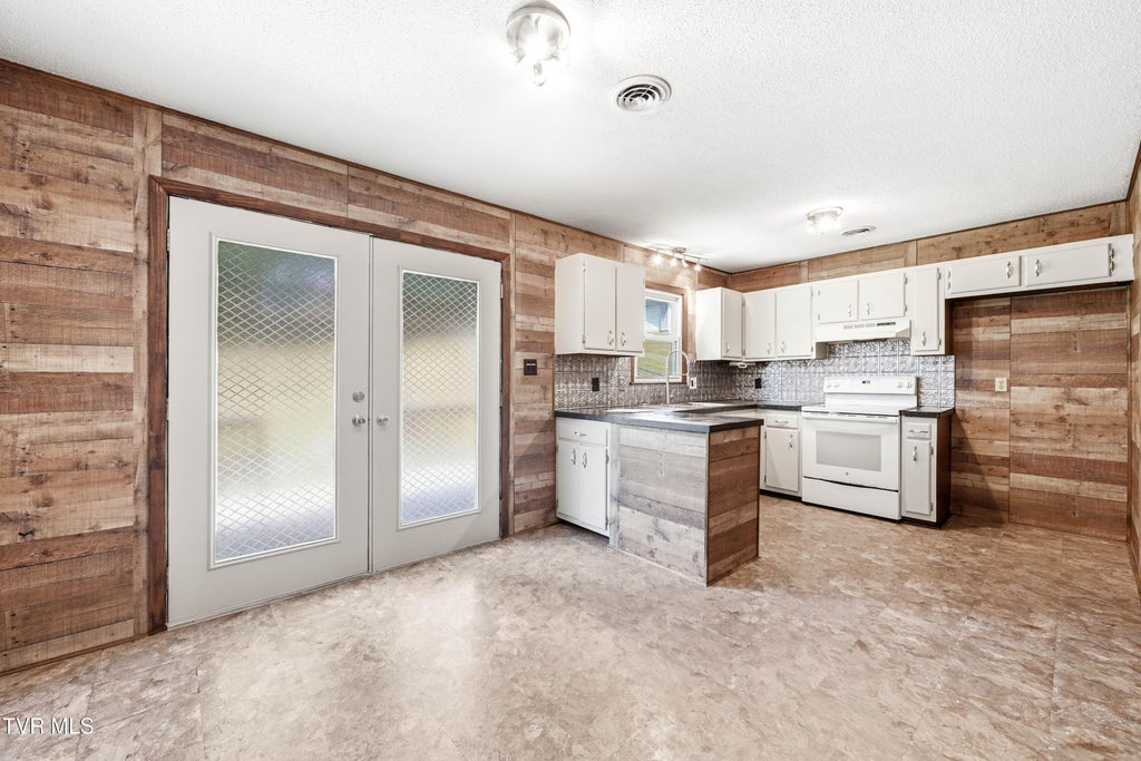 Photo of 464 Springfield Drive, Bristol, TN 37620 (MLS # 10000469)