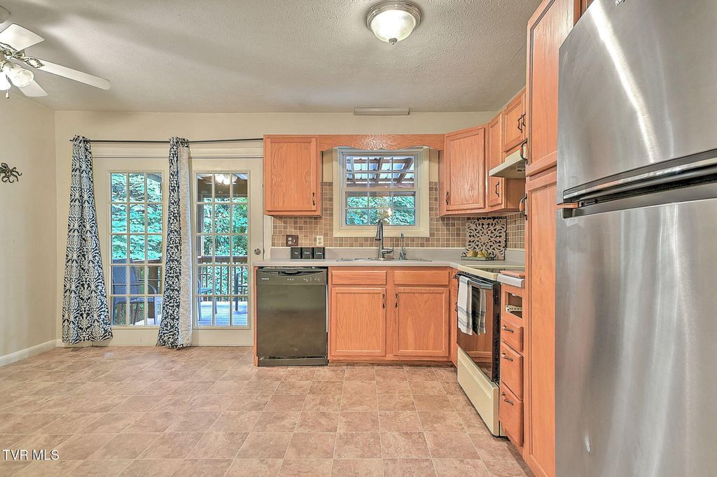 Photo of 1919 Mountain View Avenue, Kingsport, TN 37664 (MLS # 9998149)