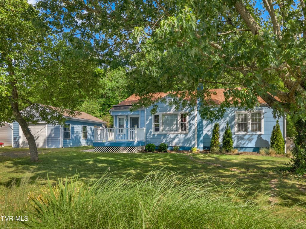 Photo of 427 Juniper Street, Greeneville, TN 37745 (MLS # 9995775)