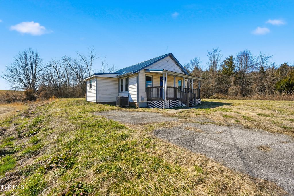 Photo of 40 Mount Pleasant Circle, Greeneville, TN 37743 (MLS # 9991727)
